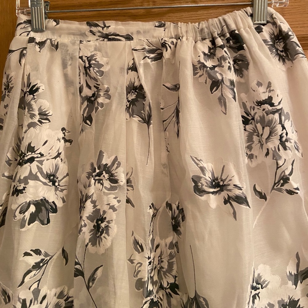 Flowered patterned skirt